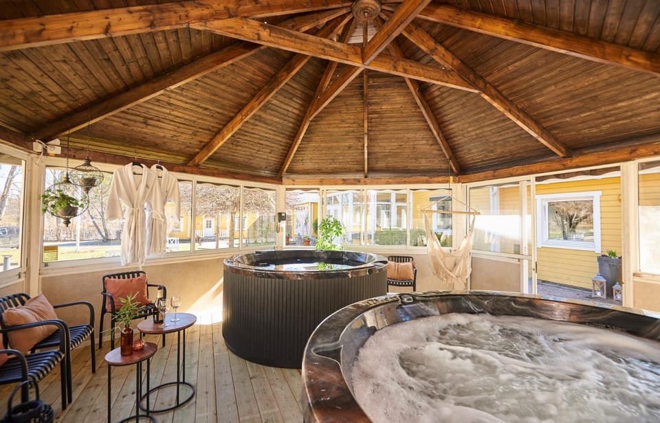 Hot Tub, Seating area