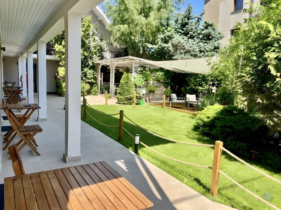 Day, Garden view
