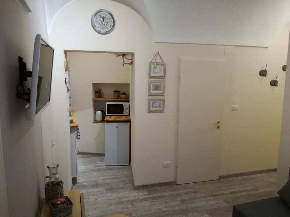 Kitchen or kitchenette, minibar
