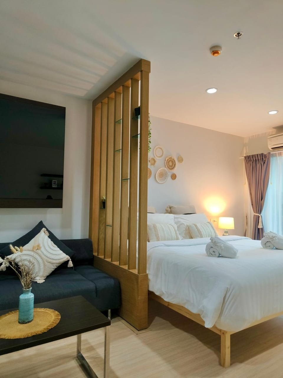 Bed, Living room, Photo of the whole room, Seating area, Bedroom