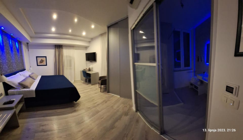 Bed, TV and multimedia, Photo of the whole room, Bedroom, hair dresser