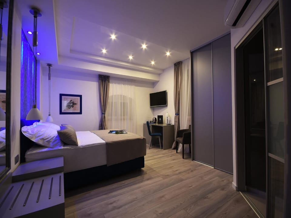 Bed, Bathroom, TV and multimedia, Seating area, Bedroom