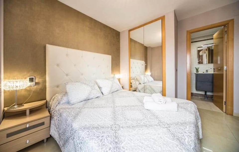 Photo of the whole room, Bedroom