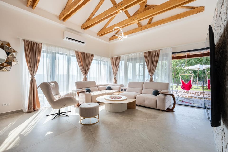 Communal lounge/ TV room, TV and multimedia, Living room, Seating area, Evening entertainment