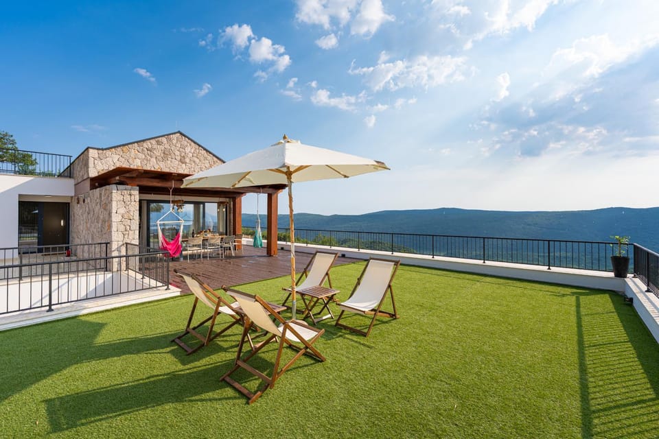 Patio, View (from property/room), Balcony/Terrace, Swimming pool, sunbed