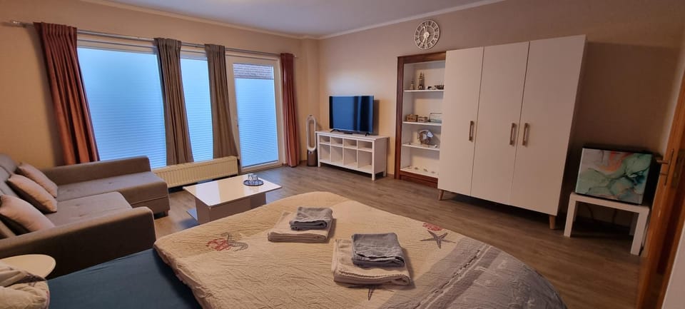 Bed, Photo of the whole room, Seating area, Bedroom
