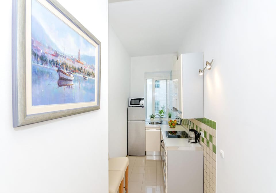 Coffee/tea facilities, Kitchen or kitchenette, Seating area, Dining area