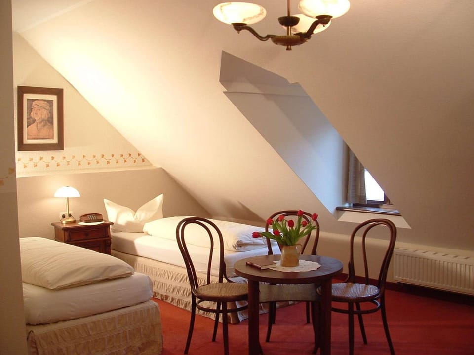 Bed, Photo of the whole room, Decorative detail, Seating area