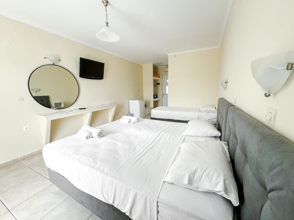 Bed, TV and multimedia, Photo of the whole room, Bedroom