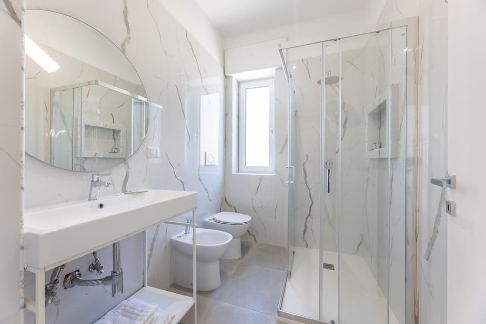 Shower, Toilet, Bathroom, bidet, towels