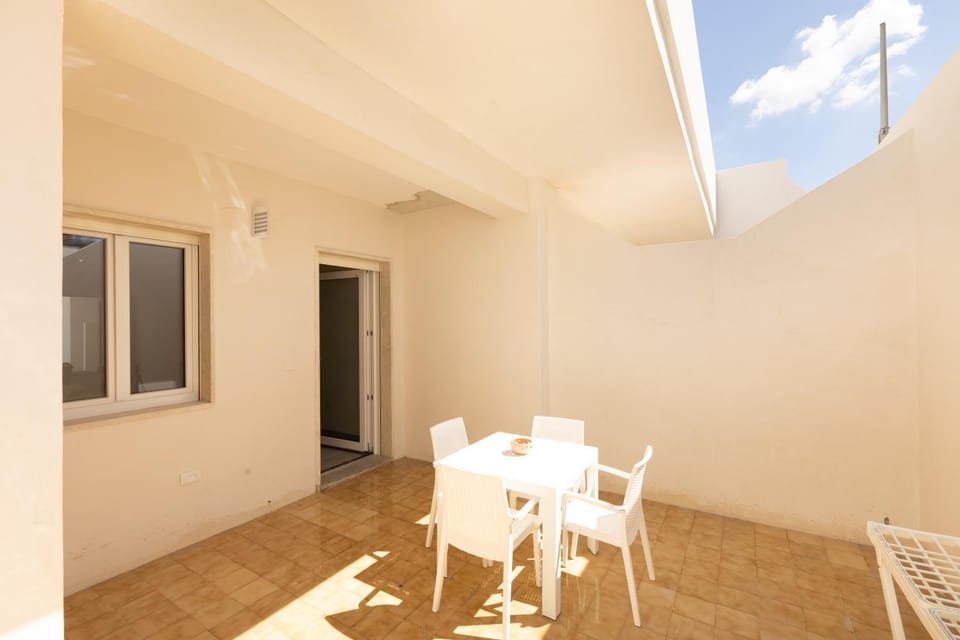 Patio, Day, Balcony/Terrace, Dining area