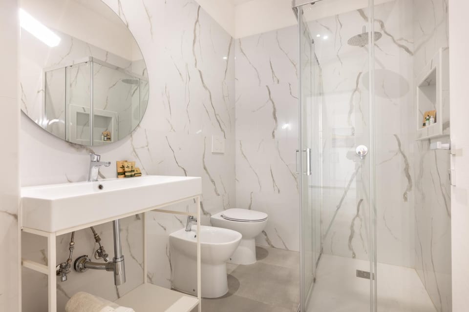 Shower, Toilet, Bathroom, bidet, towels