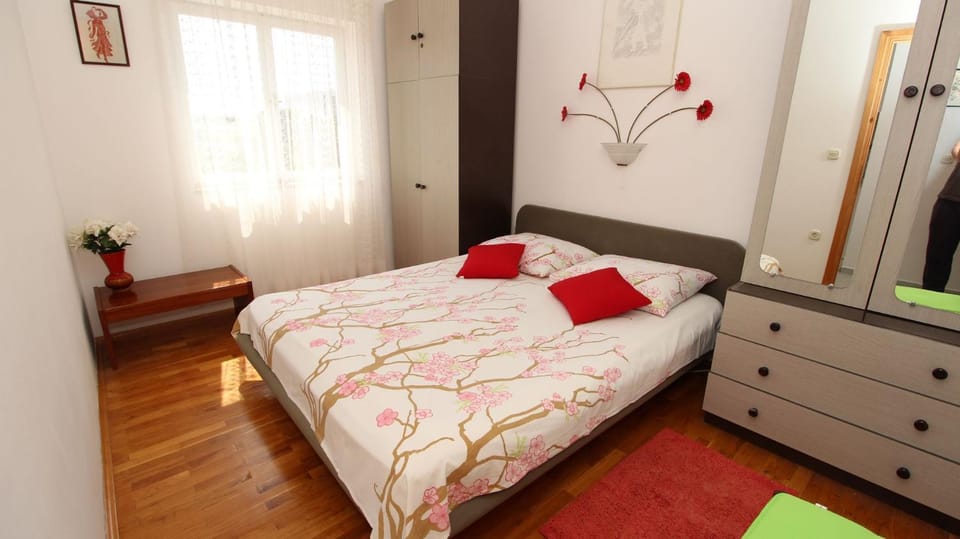 Photo of the whole room, Decorative detail