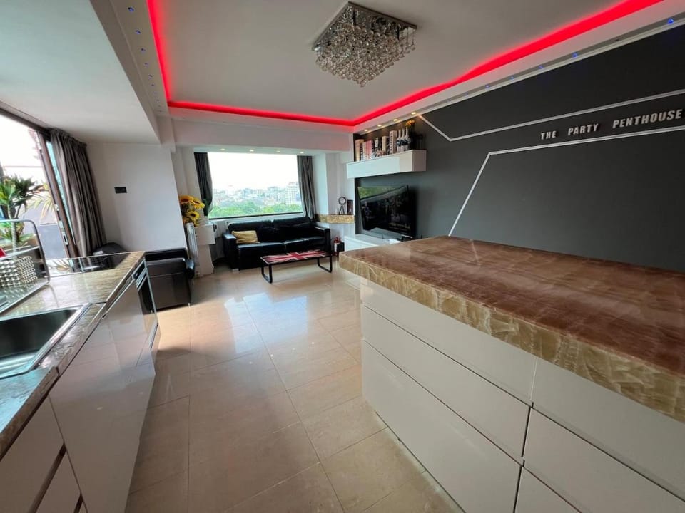 TV and multimedia, Kitchen or kitchenette, Living room