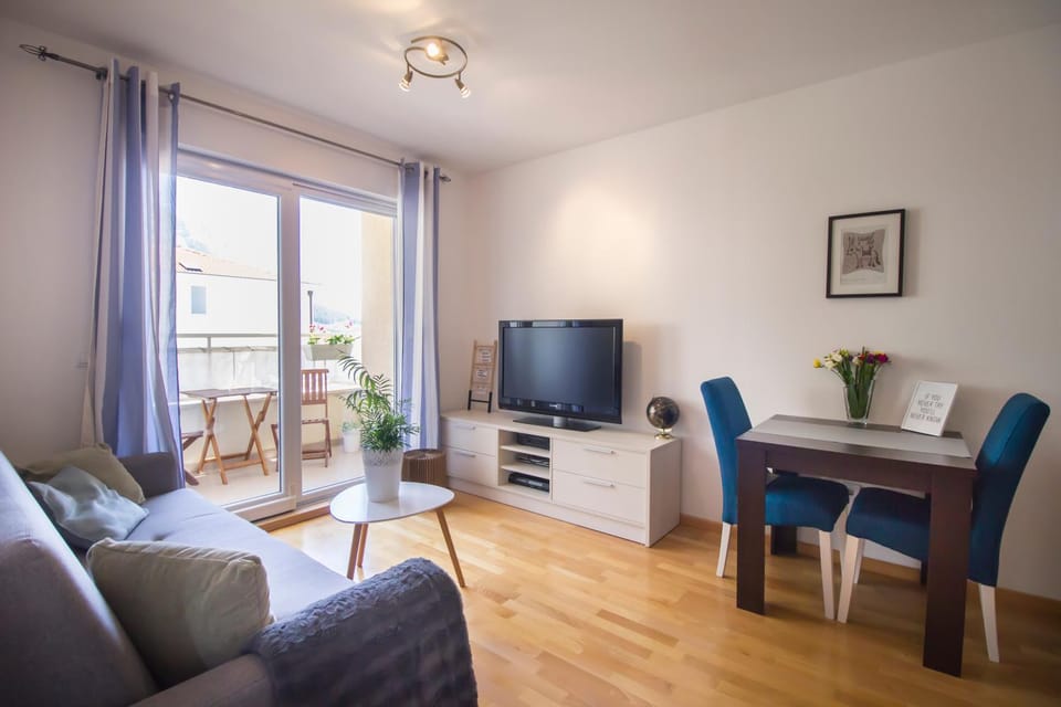 TV and multimedia, Living room, Dining area