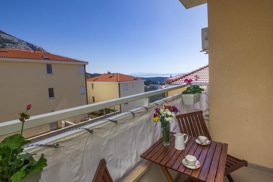 Balcony/Terrace, Street view