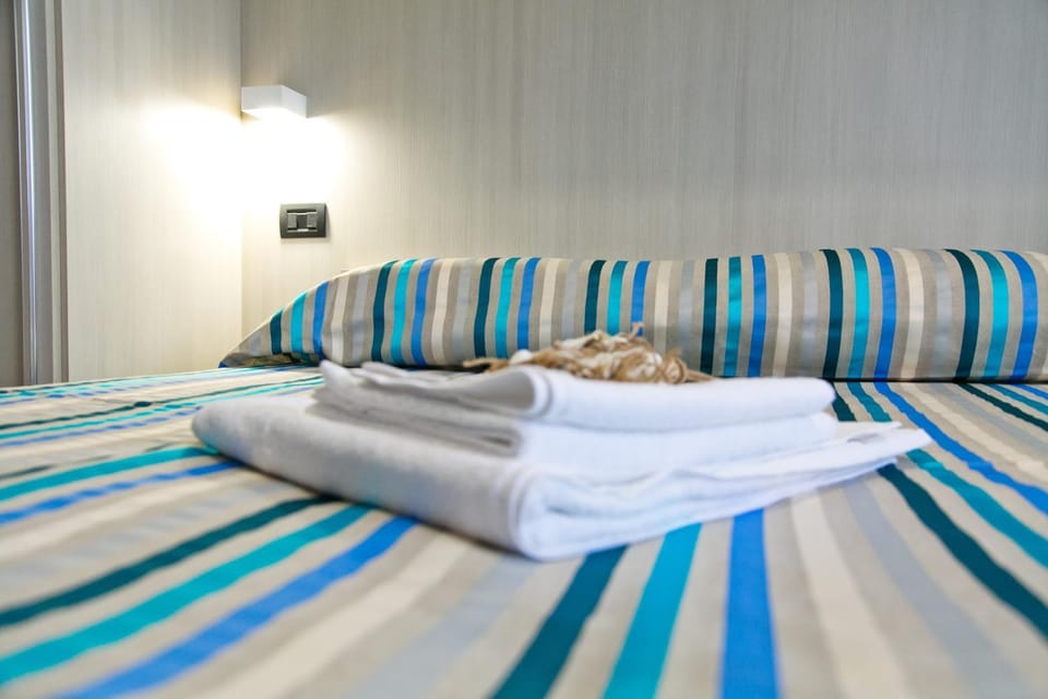 Bed, Other, Photo of the whole room, Decorative detail