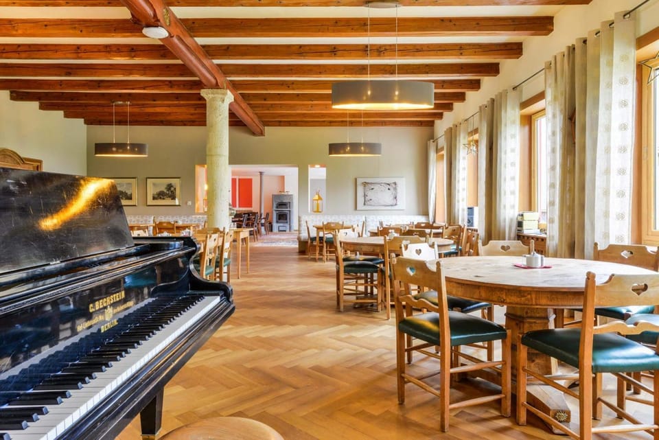 Restaurant/places to eat, Banquet/Function facilities, Evening entertainment