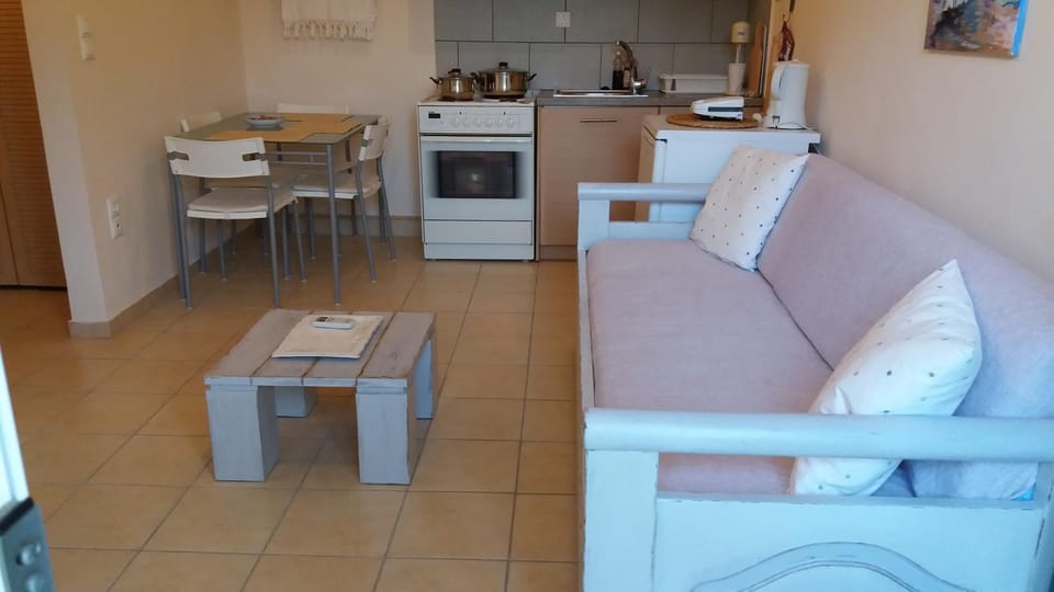 Kitchen or kitchenette, Seating area, Dining area