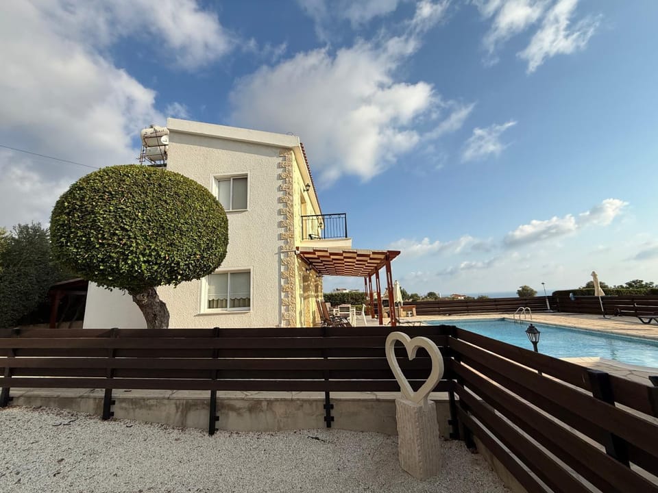 Lilly, Sea views, Private Pool Villa in Peyia