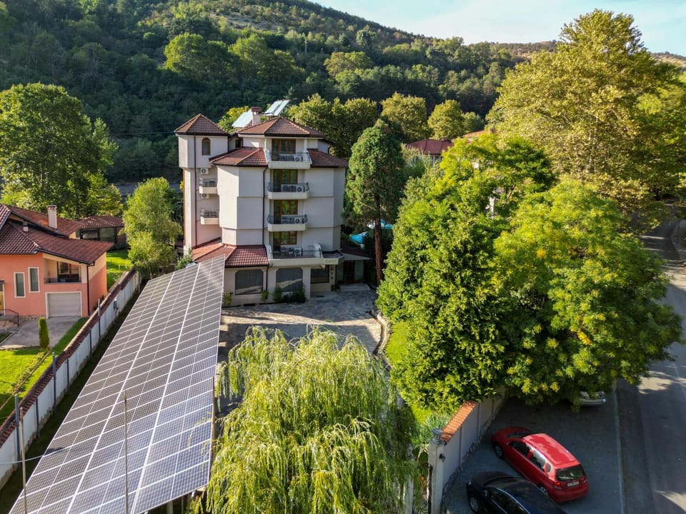 Day, Natural landscape, Bird's eye view, Location, Parking