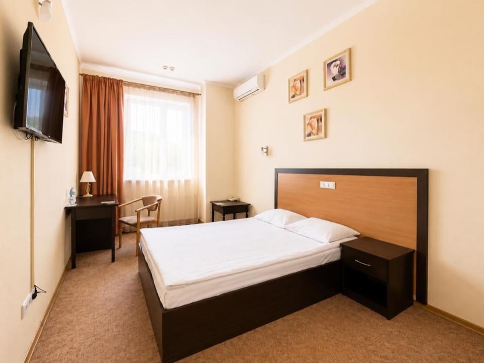 Communal lounge/ TV room, Bed, TV and multimedia, Photo of the whole room, Bedroom