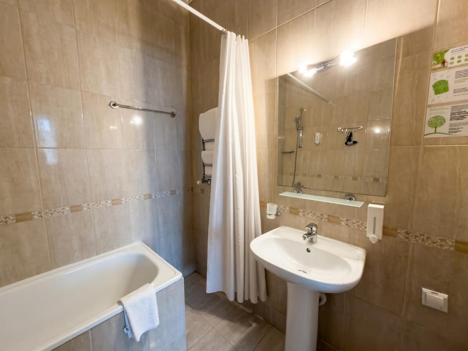 Shower, Toilet, Bathroom, Bath, towels
