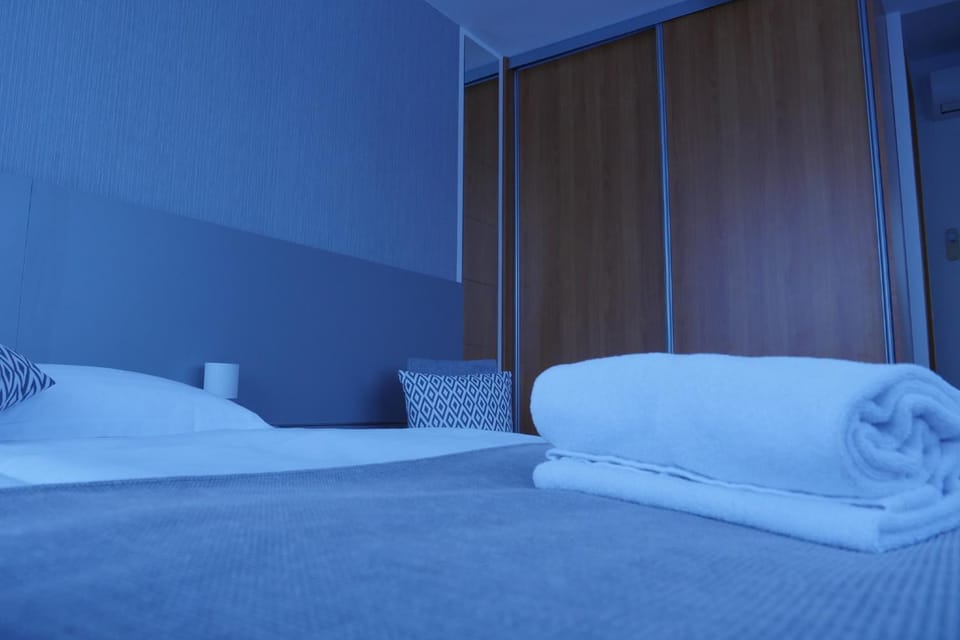 Bed, towels