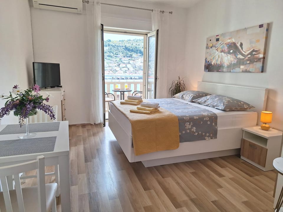 Bed, TV and multimedia
