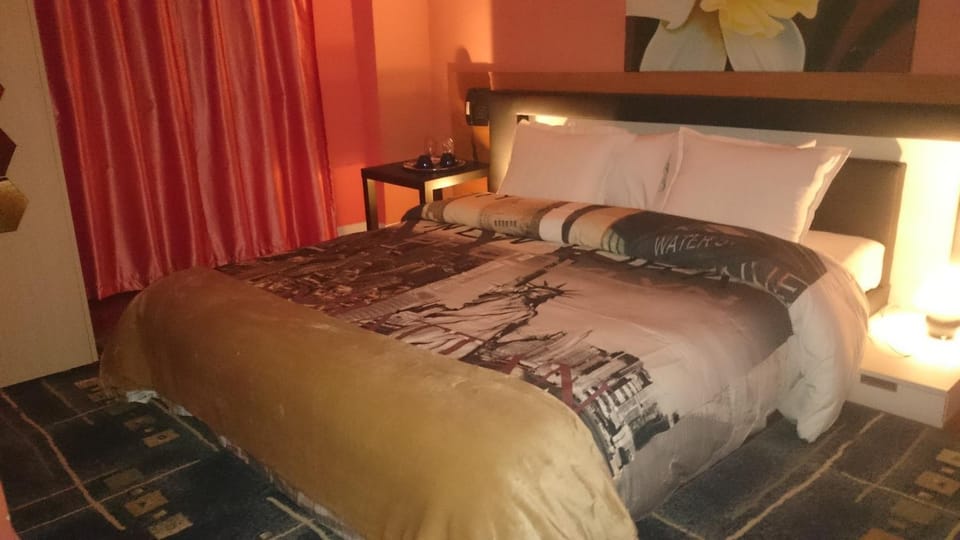 Bed, Photo of the whole room, Bedroom