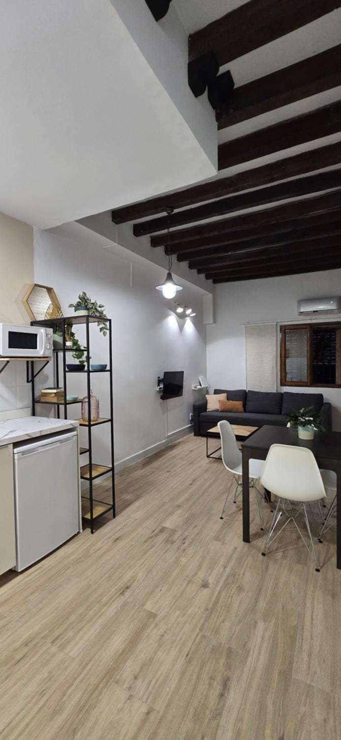 Kitchen or kitchenette, Seating area, Dining area