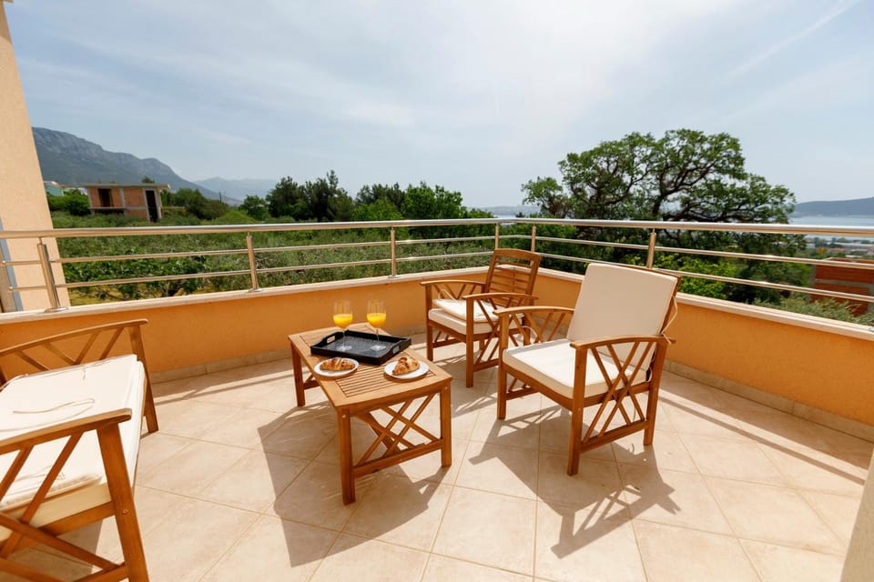 View (from property/room), Balcony/Terrace, Seating area, Sea view