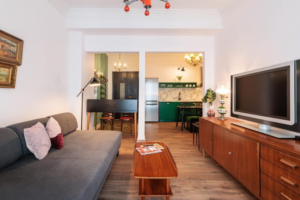 TV and multimedia, Seating area, Dining area