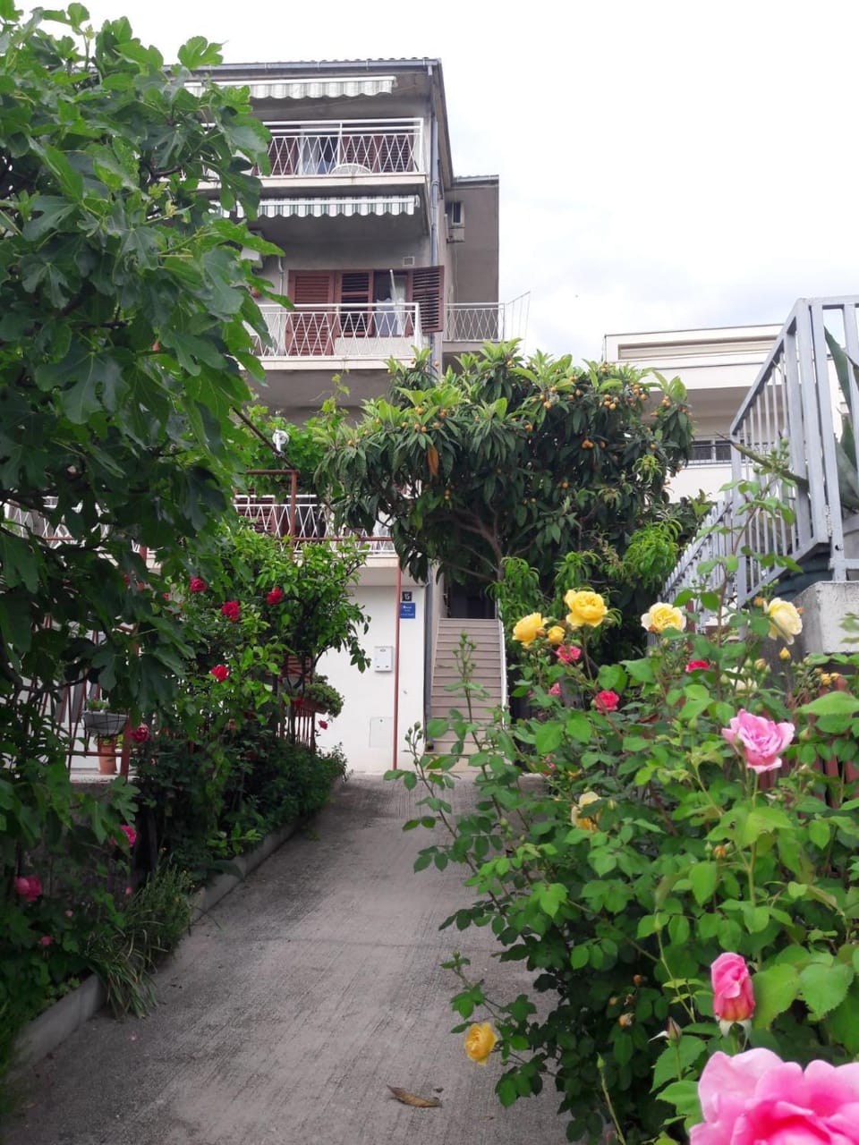 Property building, Patio, Patio, Facade/entrance, Day, Garden, Balcony/Terrace