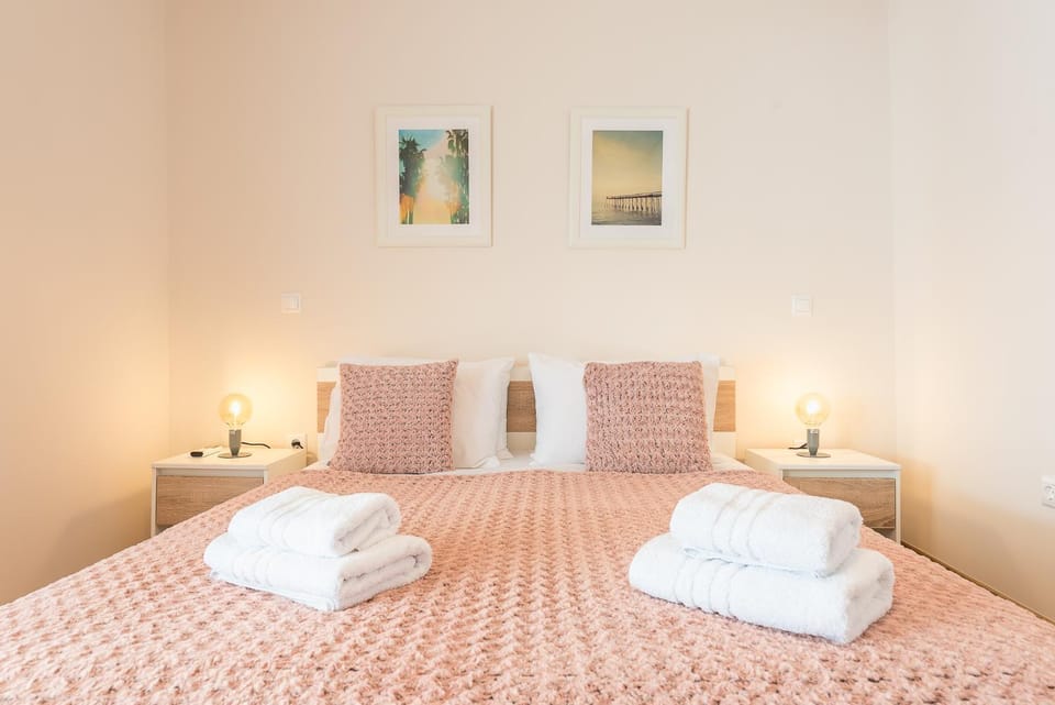 Bed, Bedroom, towels