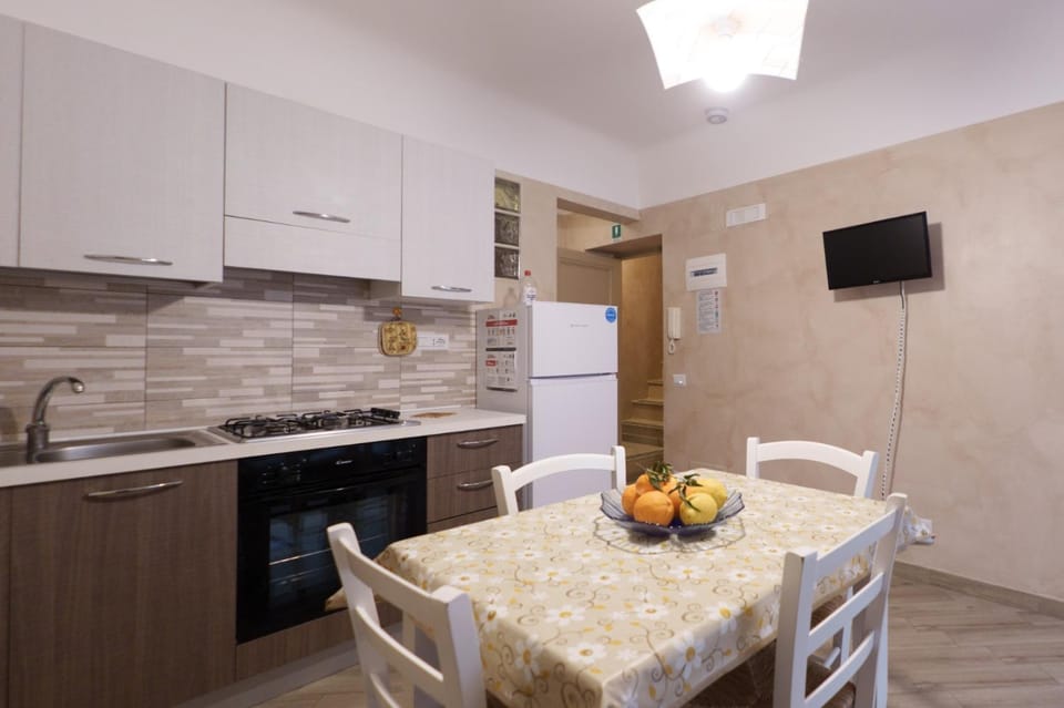 TV and multimedia, Kitchen or kitchenette, Dining area, Food, oven, stove