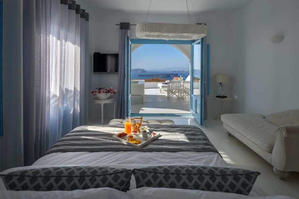 Patio, Bed, Day, Natural landscape, Summer, TV and multimedia, View (from property/room), Balcony/Terrace, Living room, Food and drinks, Photo of the whole room, Decorative detail, Seating area, Bedroom, Food, Landmark view, Sea view, Drinks, Non alcoholic drinks
