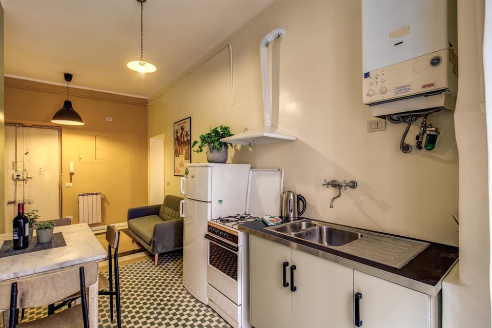 Coffee/tea facilities, Kitchen or kitchenette, Living room, Dining area