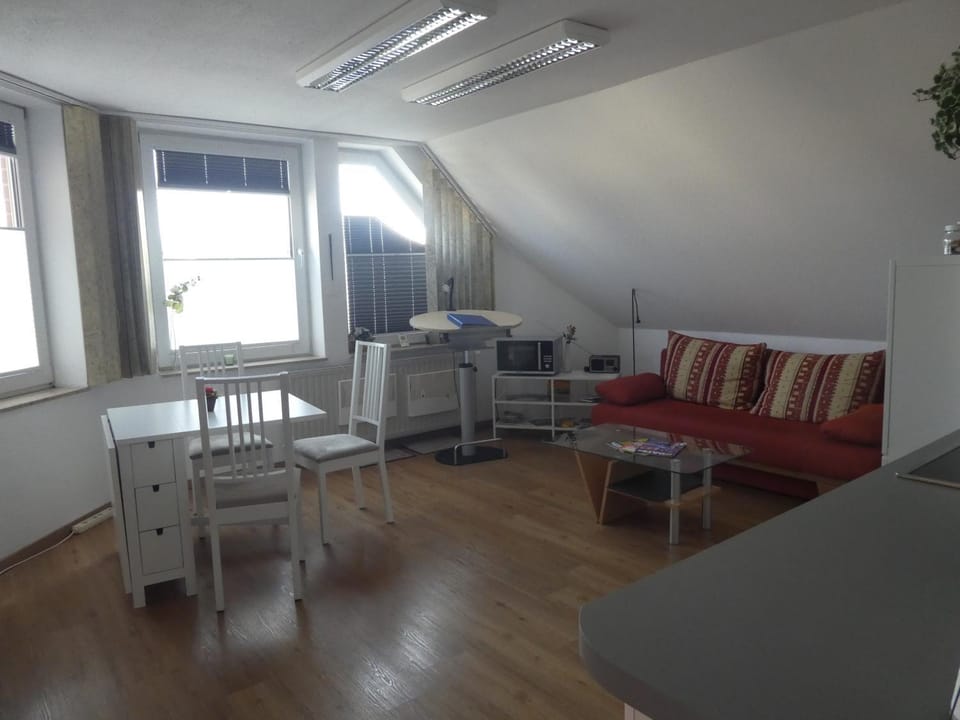 Gäste-und Ferienwohnung Magdeburg Alt-Olvenstedt, zwei Schlafzimmer, Treppenlift, ruhige Lage, Nähe Klinikum und Abfahrten A 2 und A 14 Apartment in Magdeburg