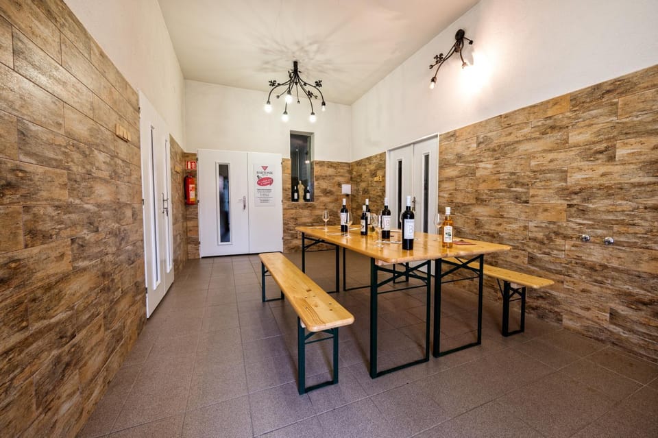 Restaurant/places to eat, Neighbourhood, Activities, Alcoholic drinks, Non alcoholic drinks