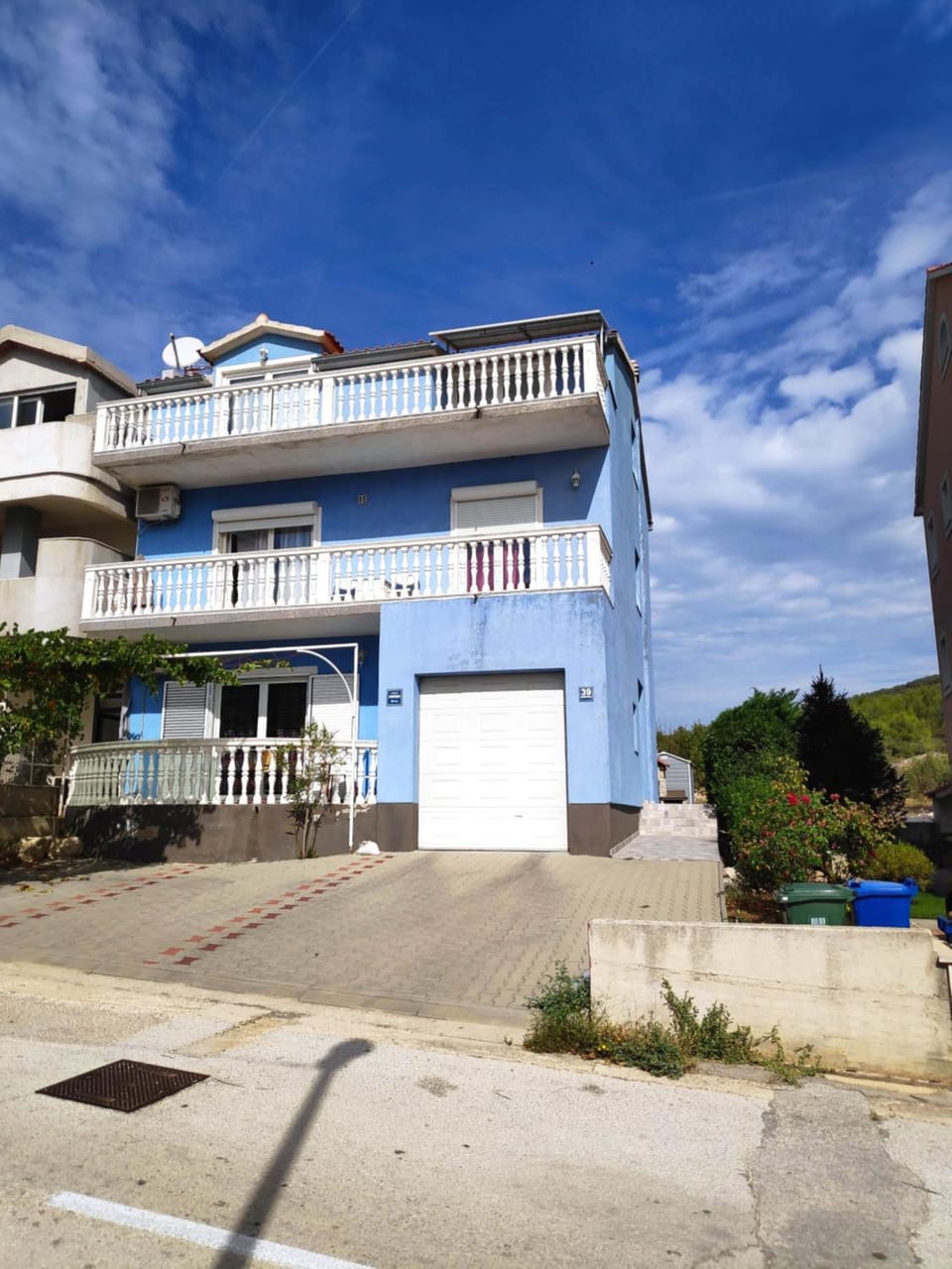 Property building, Balcony/Terrace, Parking