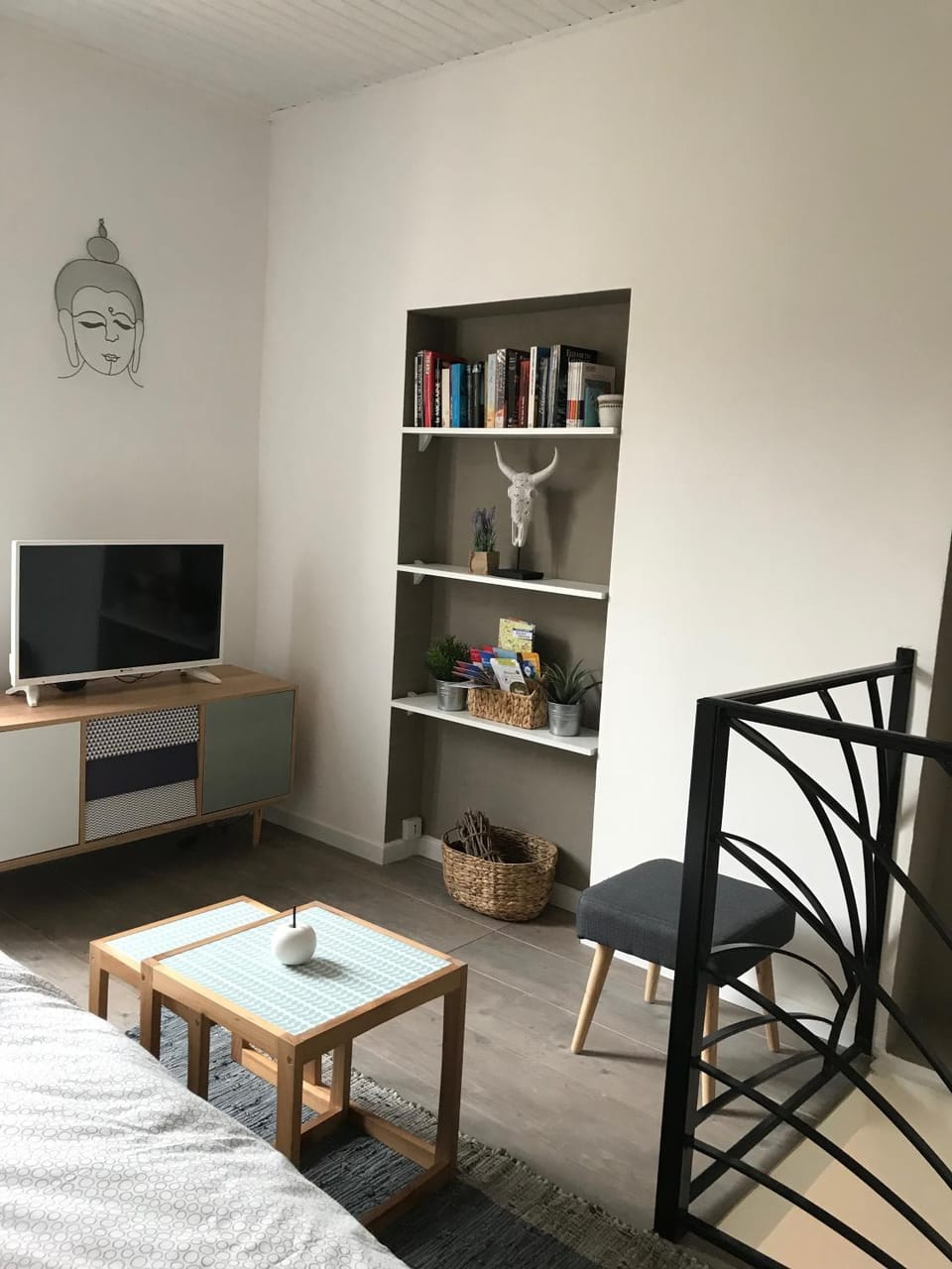 Bed, Living room