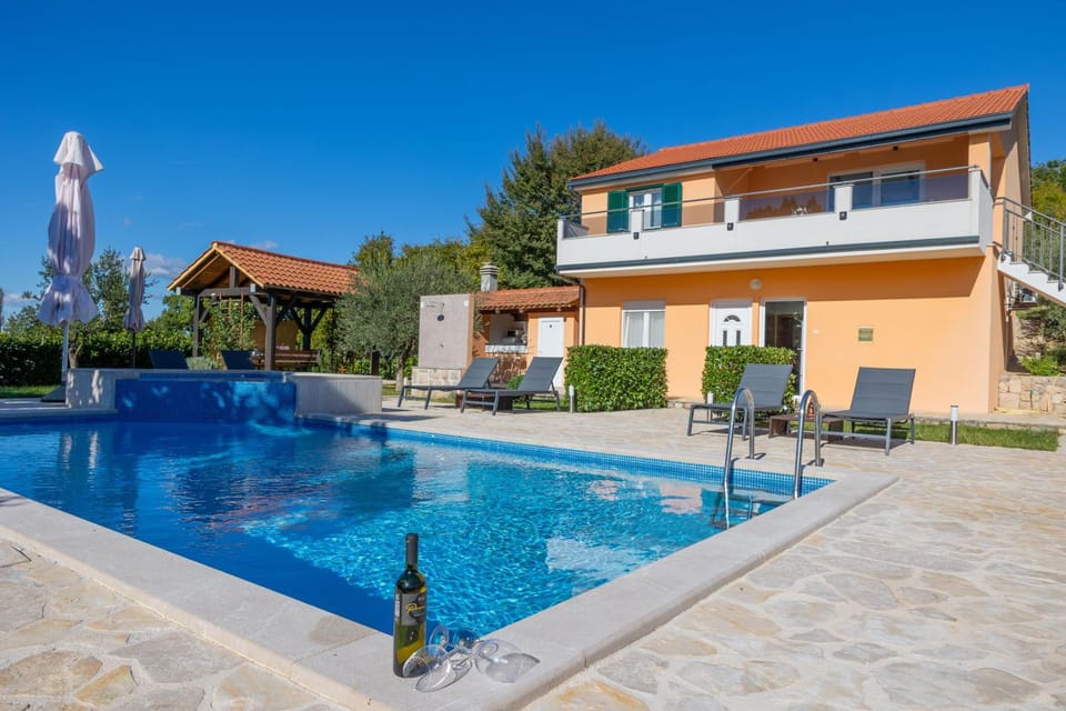 Property building, Neighbourhood, Balcony/Terrace, Swimming pool, sunbed