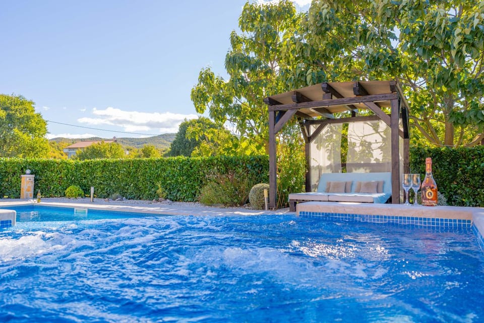 Hot Tub, Swimming pool