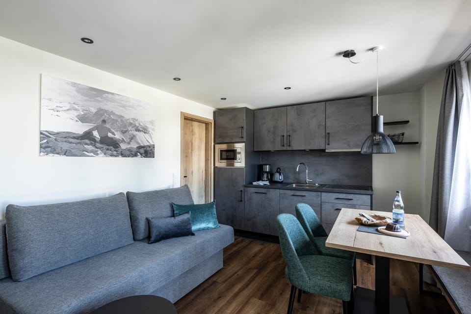 Kitchen or kitchenette, Living room, Seating area, Dining area