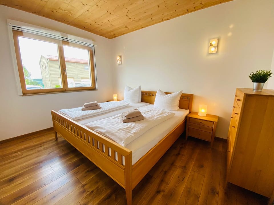 Bed, Photo of the whole room, Bedroom, towels