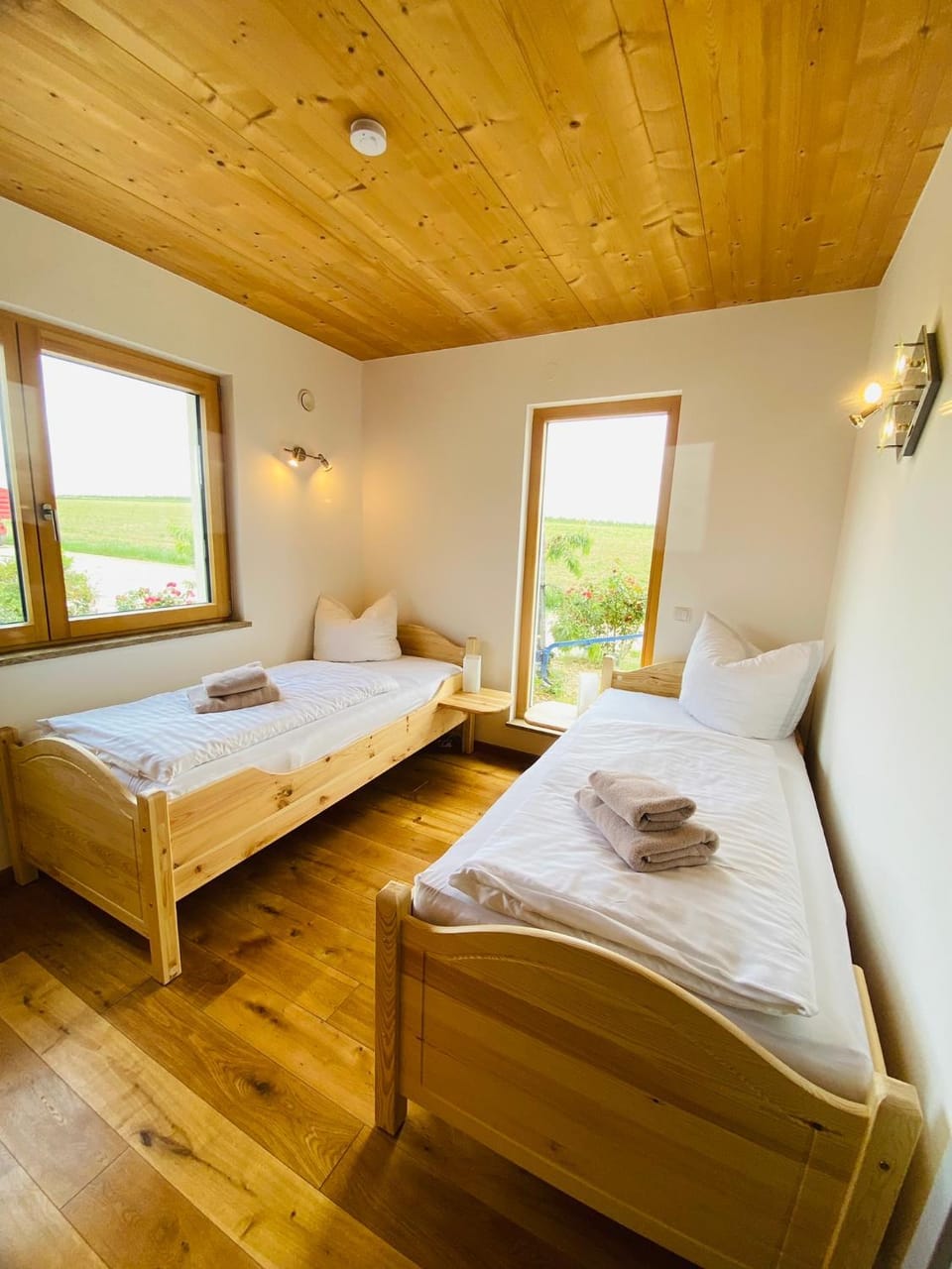 Bed, Photo of the whole room, Bedroom, towels