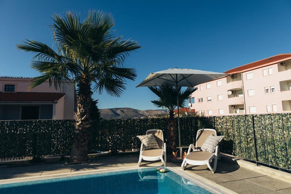 Swimming pool, sunbed
