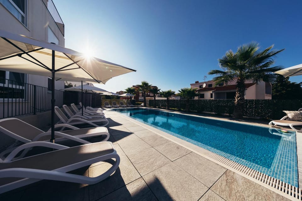 Swimming pool, sunbed