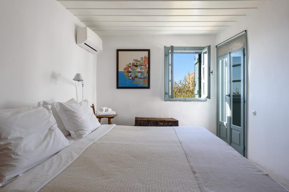Photo of the whole room, Bedroom, air conditioner